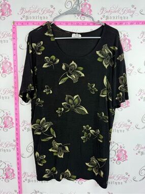 Jostar tshirt flowers Black Short-Sleeve Scoop Neck Top with Olive Floral Print